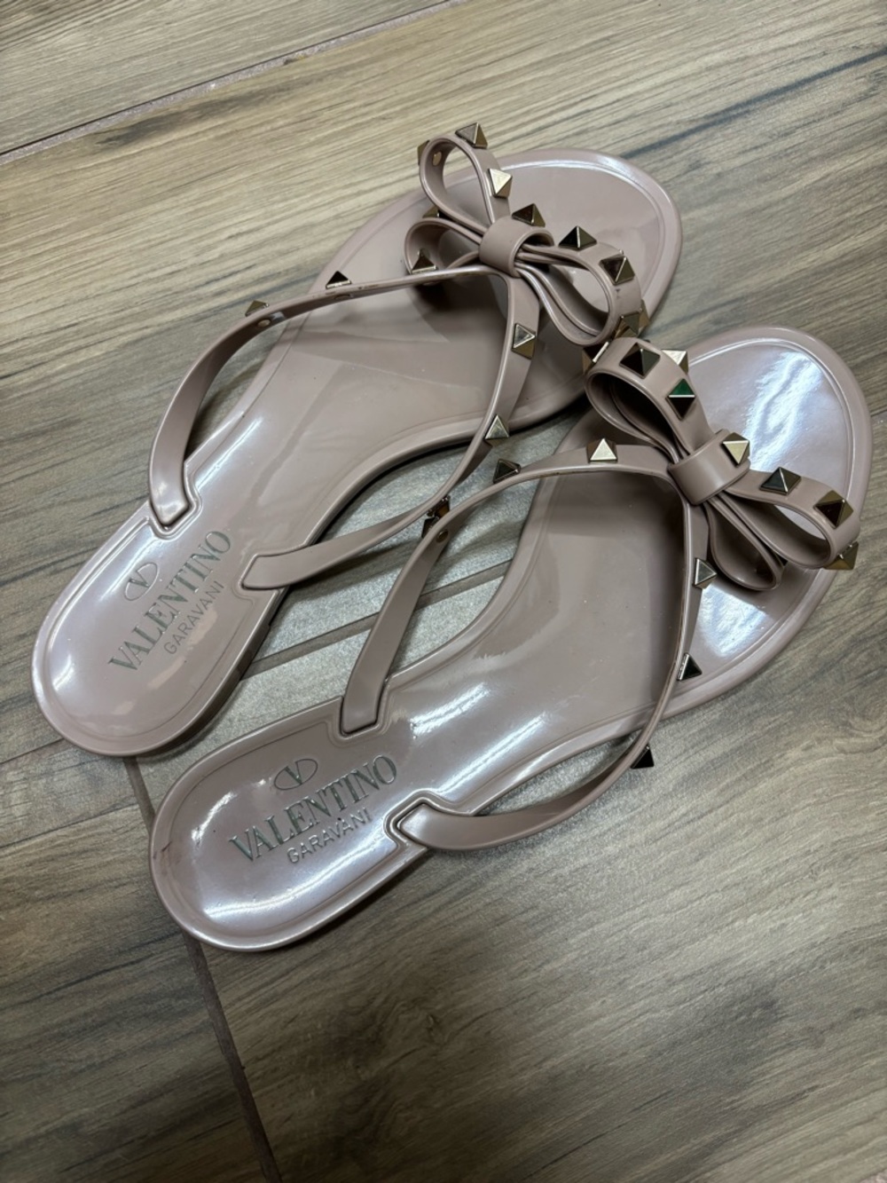 Valentino Garavani Rockstud Bow Jelly Sandals - Blush